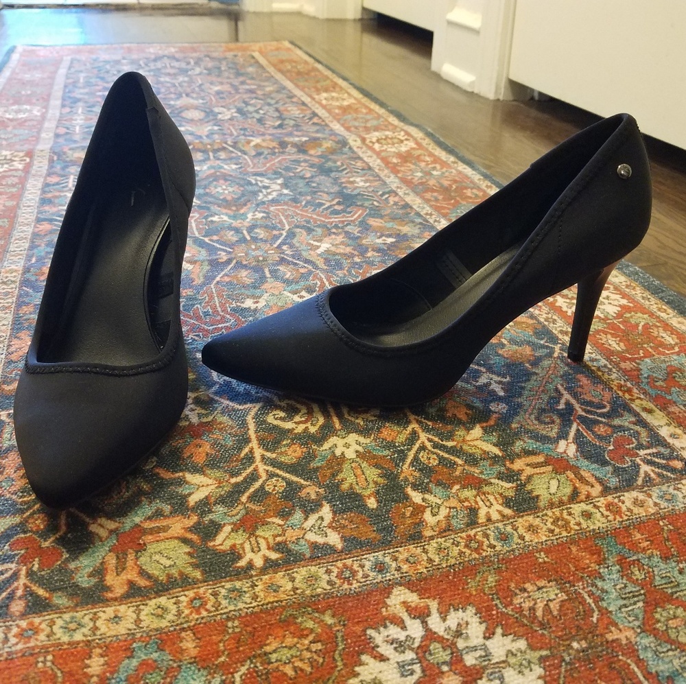 Black pointy toe heels 🤗